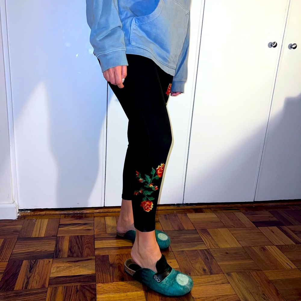 Jeans with a lovely rose embroidery detail. Size 28. Top shop.